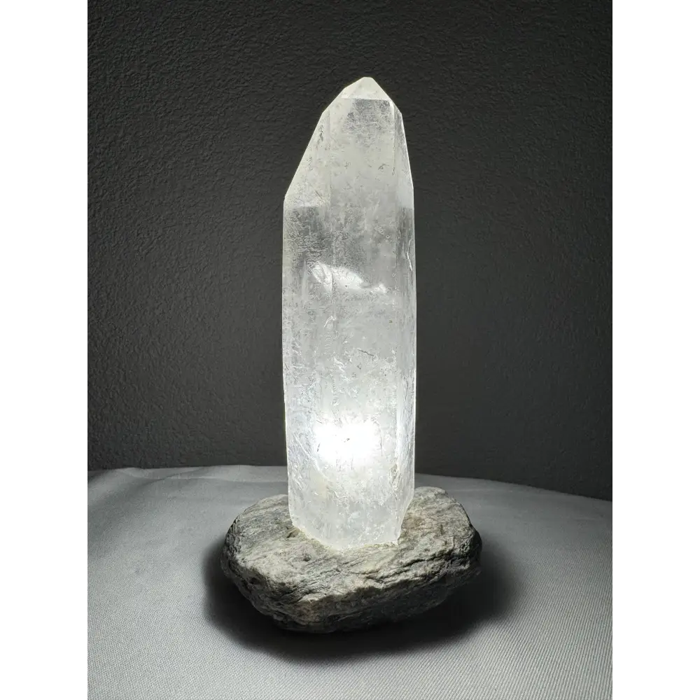 Leuchtender Bergkristall-Glas Punkt bei der Bergkristall-Lampe mit kristallklarer Struktur