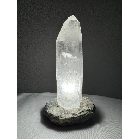 Leuchtender Bergkristall-Glas Punkt bei der Bergkristall-Lampe mit kristallklarer Struktur