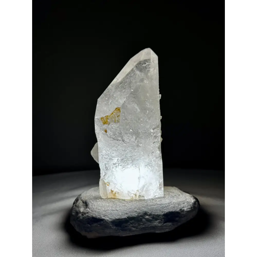 Transparenter Bergkristall auf grauem Stein für Bergkristall-Lampe mit natürlichem Gelbton