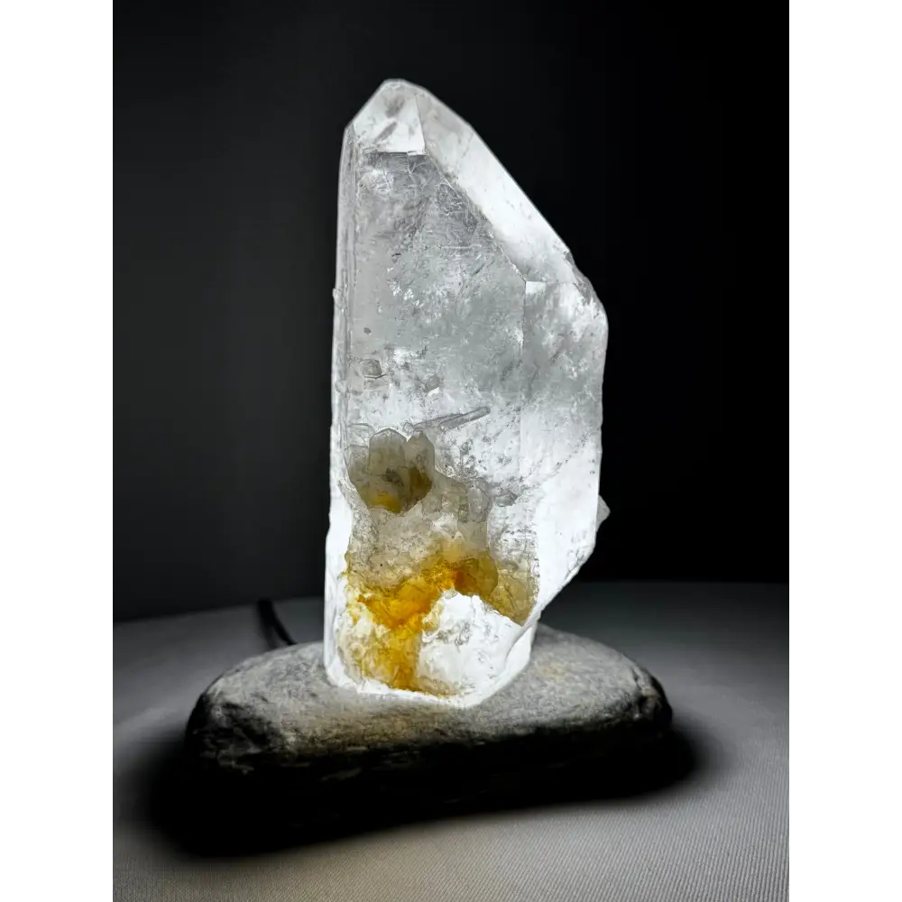 Illuminierte Bergkristall-Formation in Gelbton für die Bergkristall-Lampe