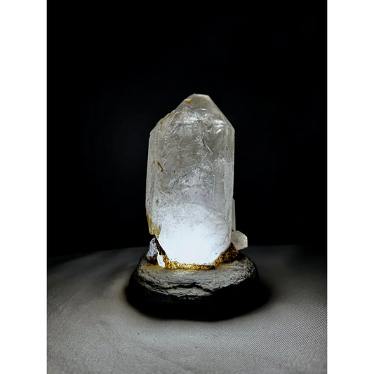 Transparenter Kristallspitzen auf dunklem Steinsockel für Bergkristall-Lampe mit natürlichem Glanz
