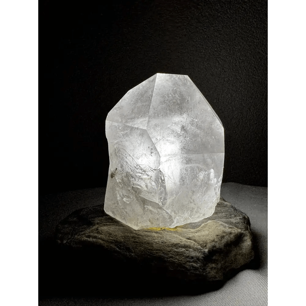 Compact rock crystal lamp - Mitho by Mineralienhotel