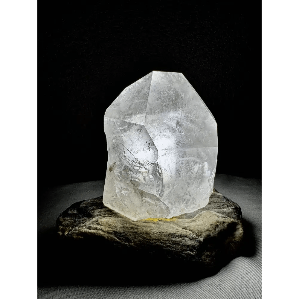 Compact rock crystal lamp - Mitho by Mineralienhotel