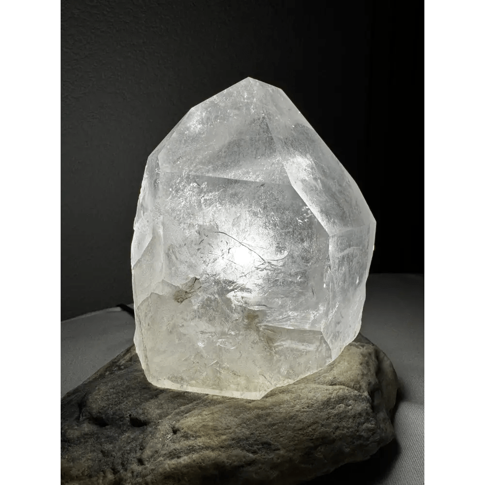 Compact rock crystal lamp - Mitho by Mineralienhotel