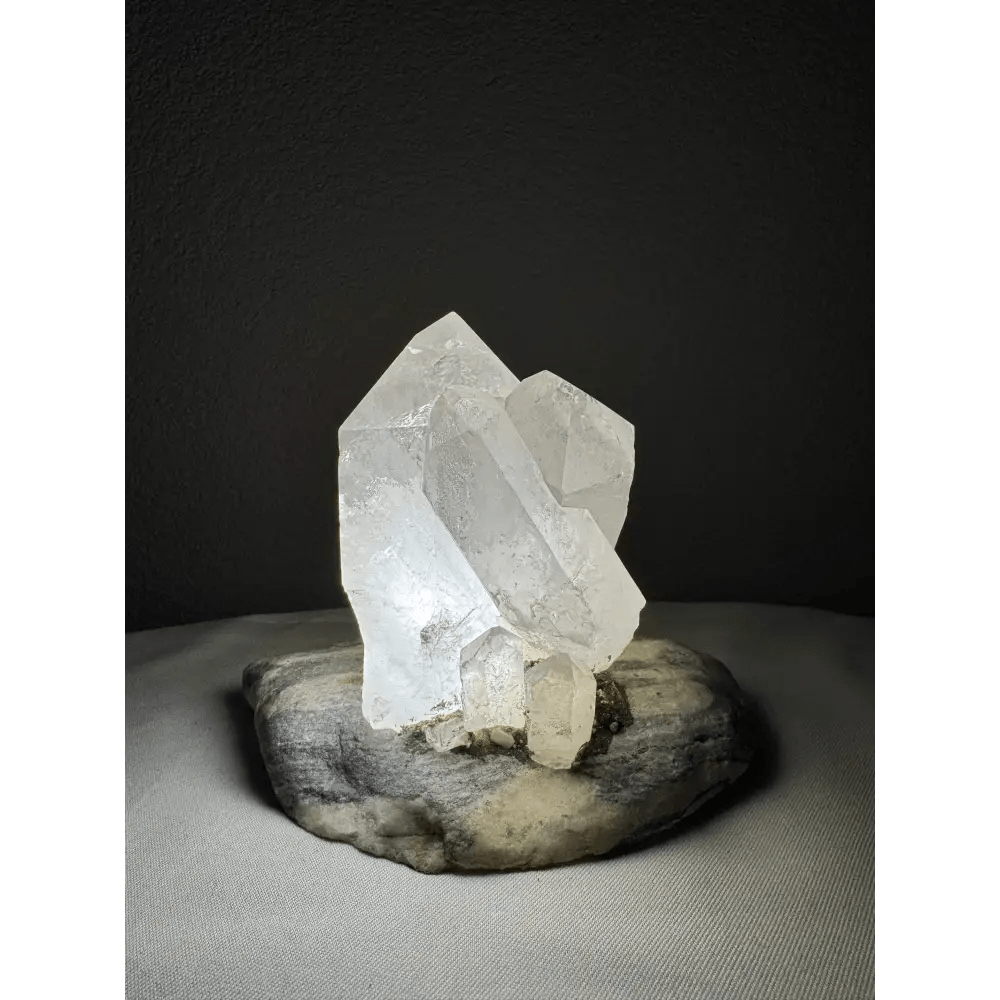 Exclusive rock crystal lamp with natural crystal - Mitho by Mineralienhotel
