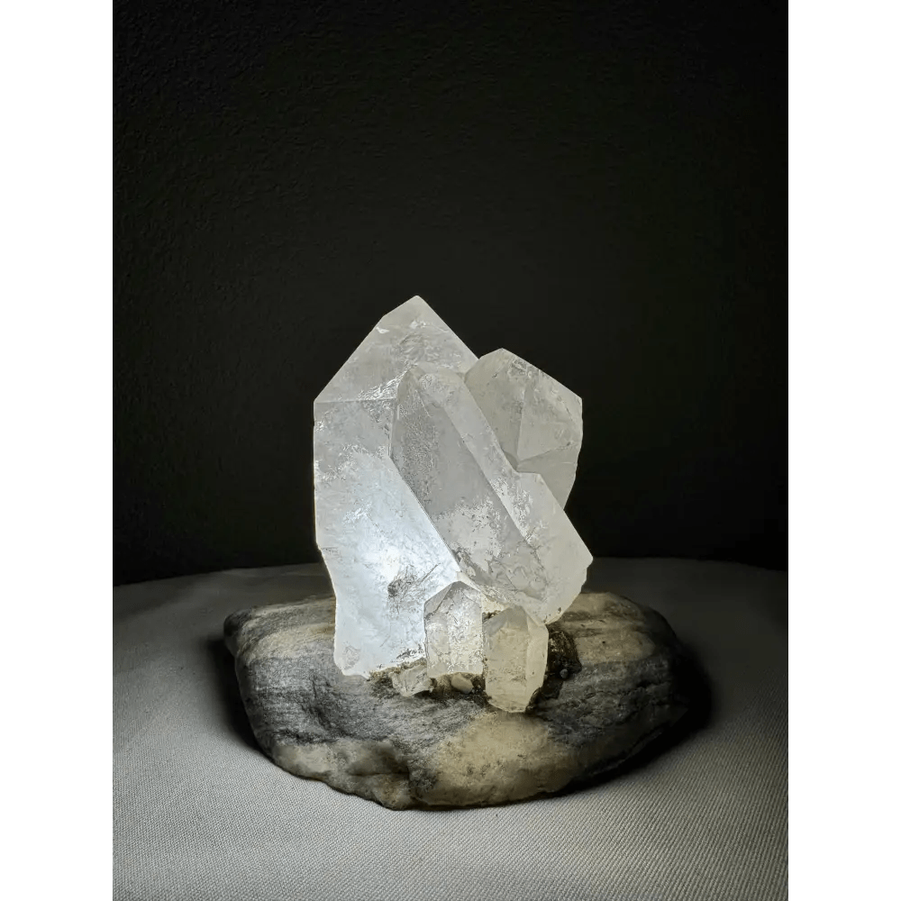 Exclusive rock crystal lamp with natural crystal - Mitho by Mineralienhotel