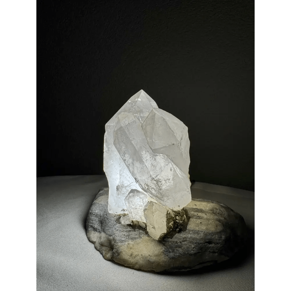 Exclusive rock crystal lamp with natural crystal - Mitho by Mineralienhotel