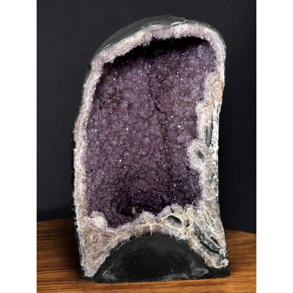 Amethyst-Druse mit lila Kristallen, schöne Geode für Dekoration und Heilung