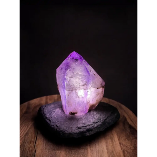 Leuchtende Amethyst-Lampe mit beleuchtetem Kristallpunkt für angenehmes Ambiente