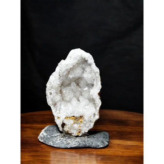 Leuchtende Quarzdruse mit funkelndem weißen Quarzgeode, natürlicher Schmuckstein