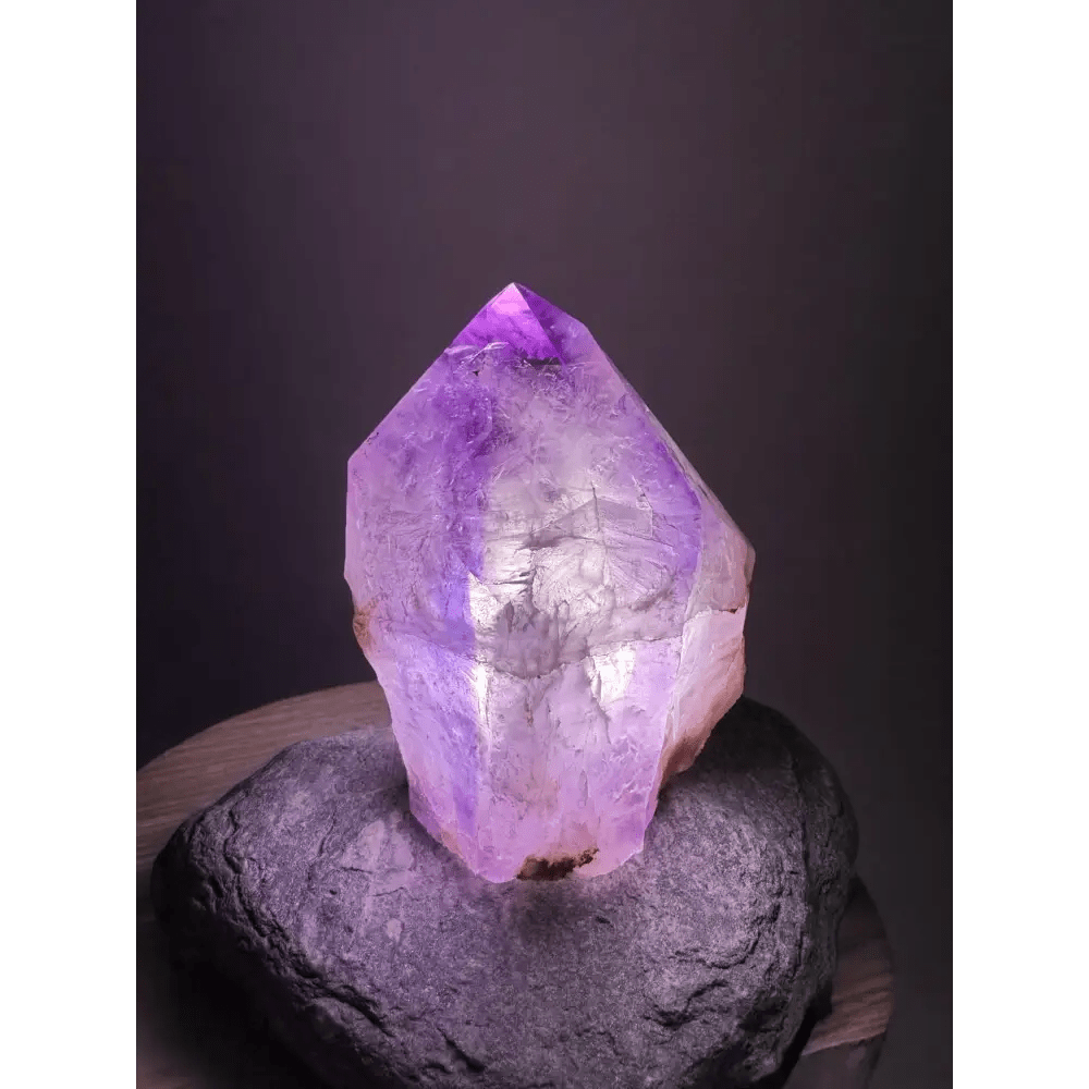 Luminous amethyst lamp - Mitho by Mineralienhotel