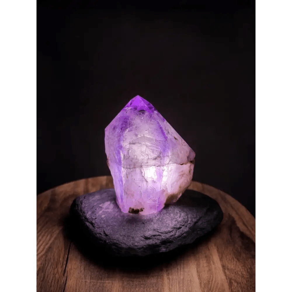 Luminous amethyst lamp - Mitho by Mineralienhotel