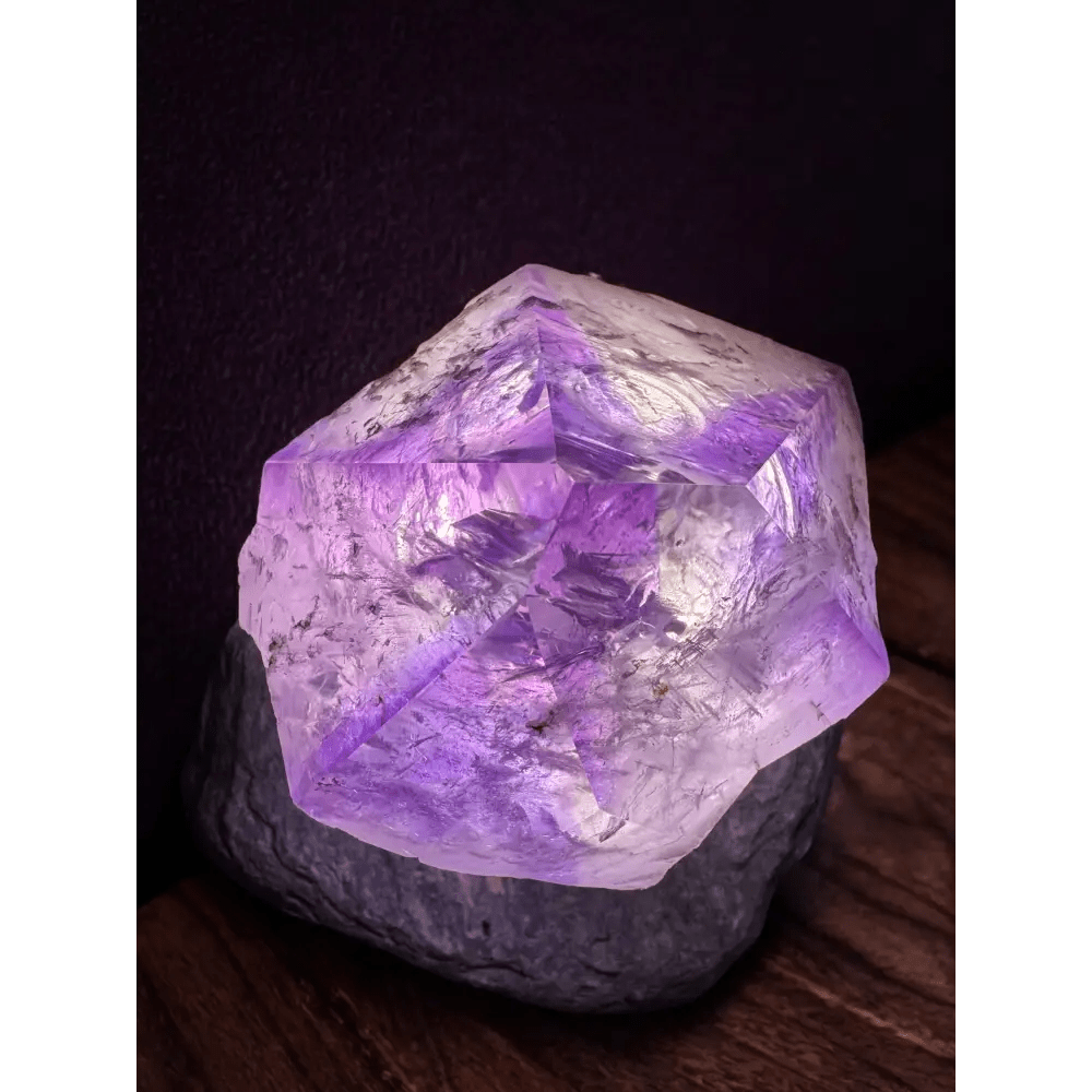 Luminous amethyst lamp - Mitho by Mineralienhotel