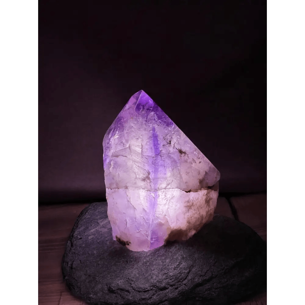 Luminous amethyst lamp - Mitho by Mineralienhotel