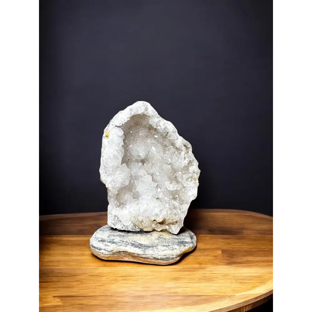 Leuchtende Quarzdruse mit funkelndem weißen Quarzgestein und Kristallfüllung