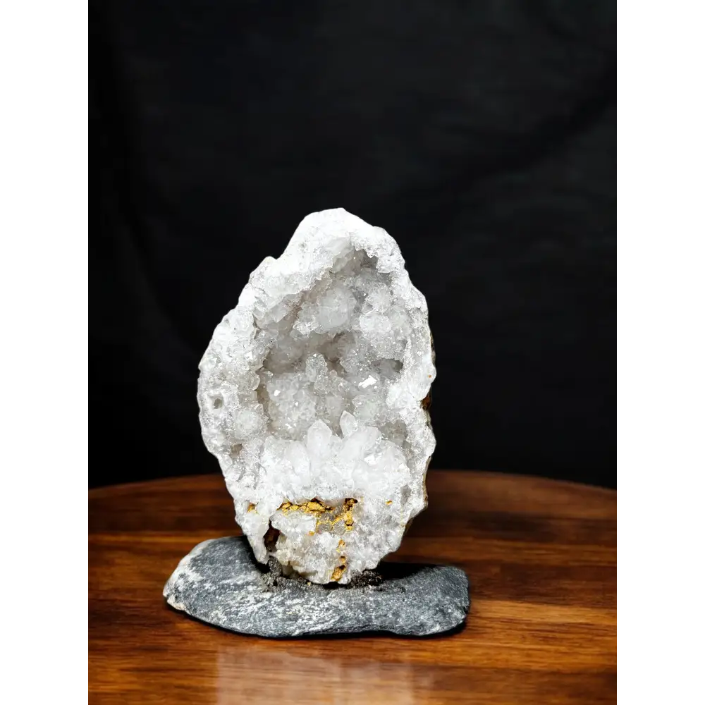Leuchtende Quarzdruse mit funkelndem weißen Quarzgeode, natürlicher Schmuckstein