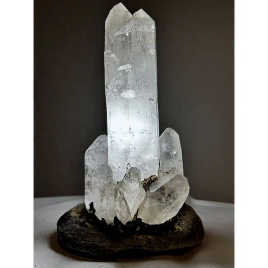Quartz-Kristallcluster auf dunklem Sockel für Monumentale Bergkristall-Lampe