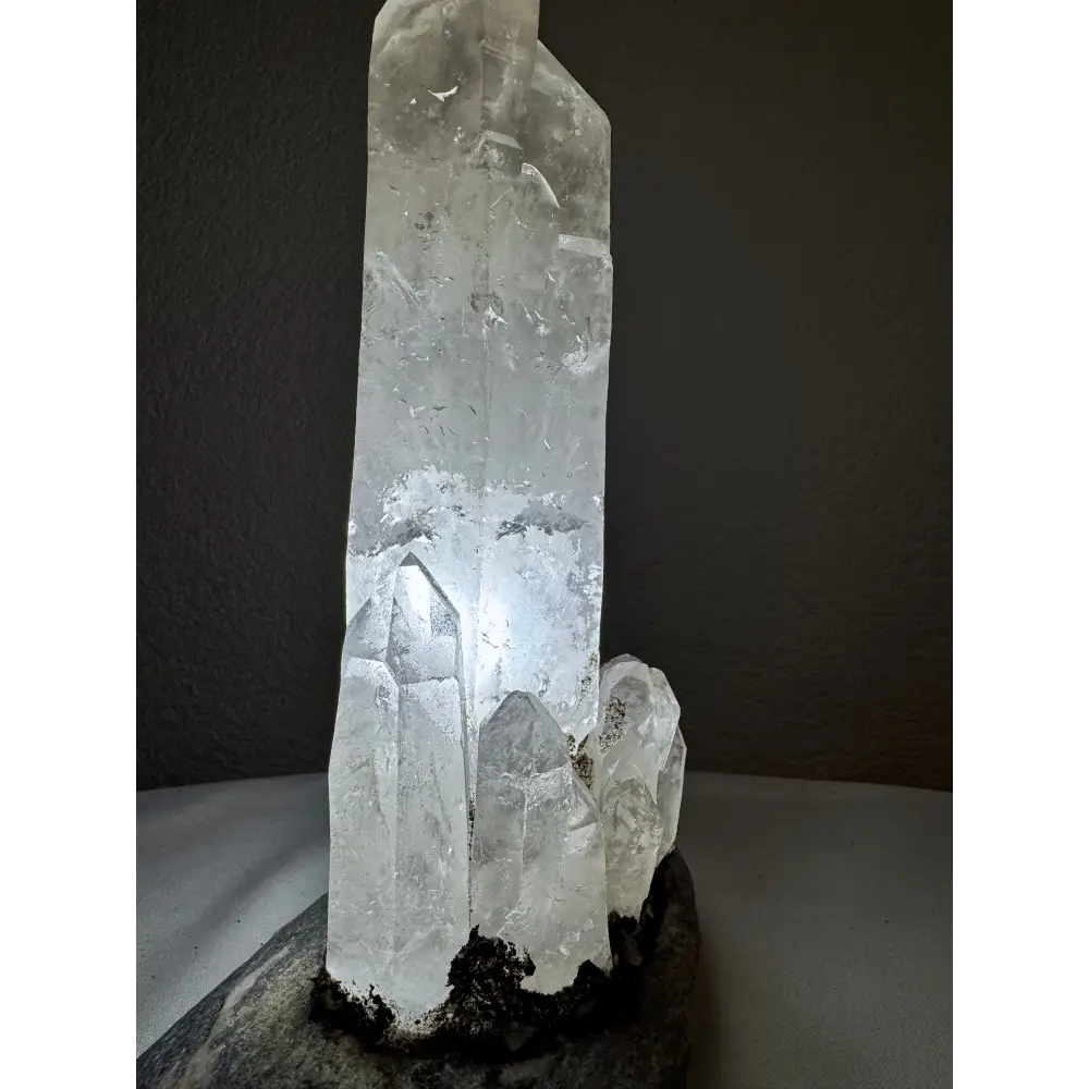Erleuchteter Quartz Kristall Cluster bei der Monumentale Bergkristall-Lampe