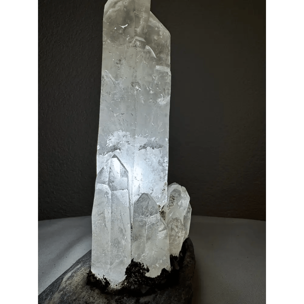 Monumental rock crystal lamp - Mitho by Mineralienhotel