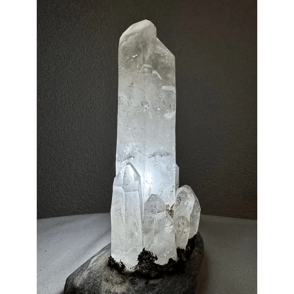 Monumental rock crystal lamp - Mitho by Mineralienhotel