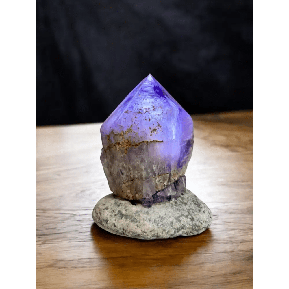 Natural amethyst lamp - Mitho by Mineralienhotel