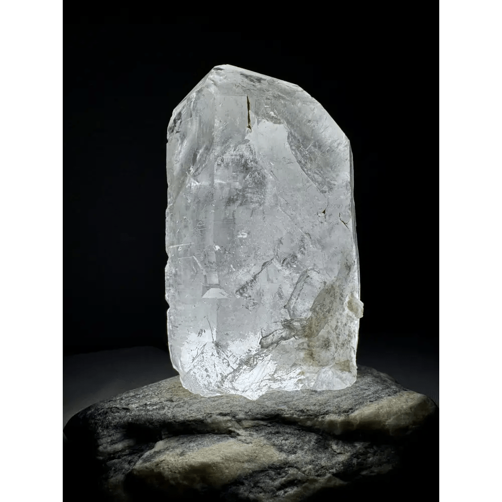 Natural rock crystal lamp - Mitho by Mineralienhotel