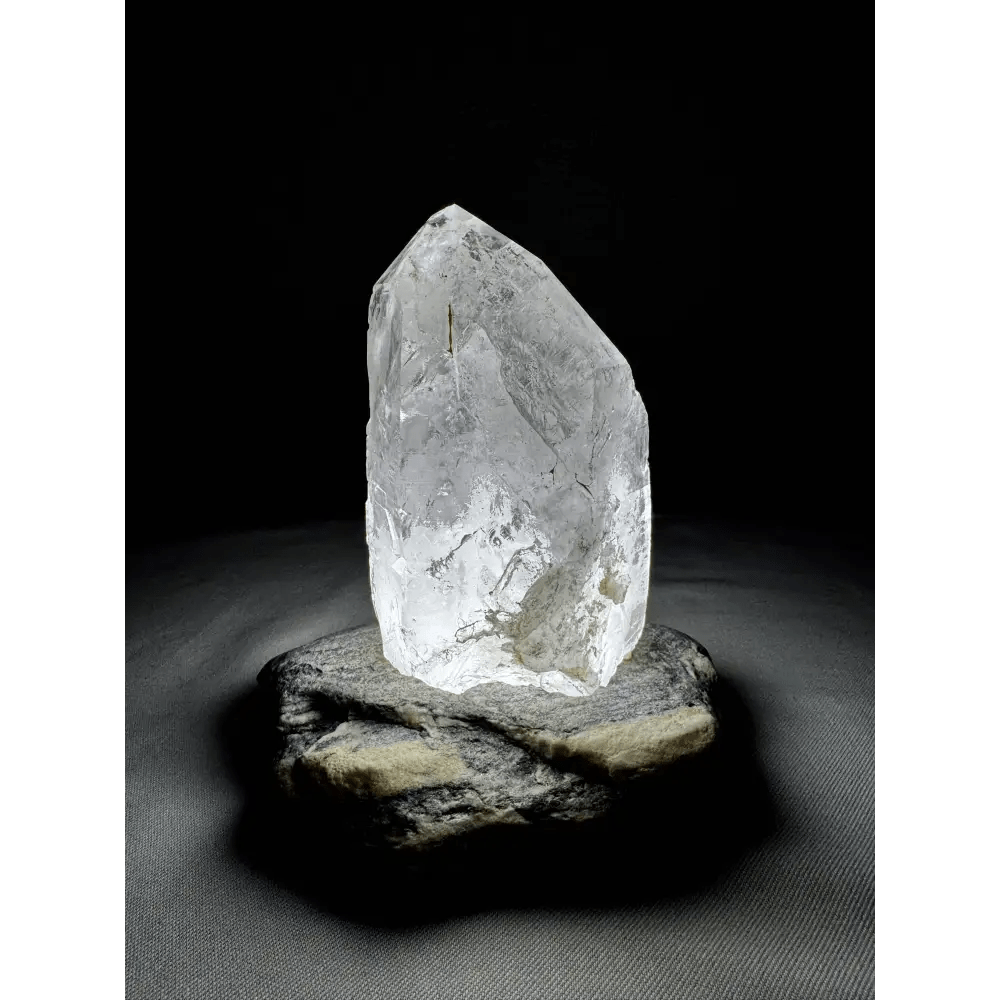 Natural rock crystal lamp - Mitho by Mineralienhotel