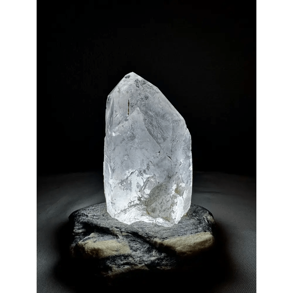 Natural rock crystal lamp - Mitho by Mineralienhotel