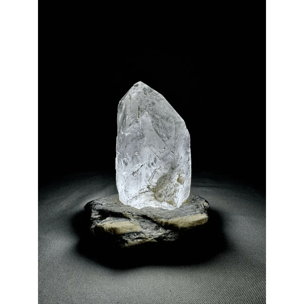 Natural rock crystal lamp - Mitho by Mineralienhotel