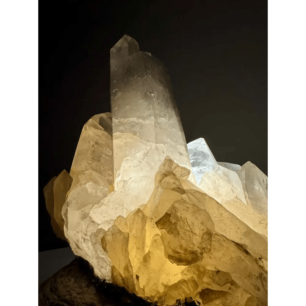 Rock crystal lamp with impressive structure - Mitho by Mineralienhotel