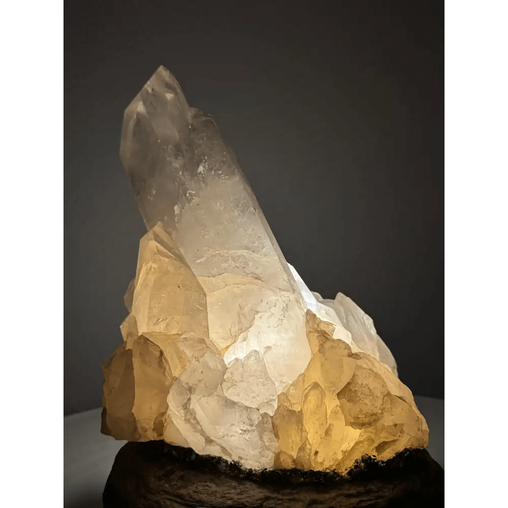 Rock crystal lamp with impressive structure - Mitho by Mineralienhotel