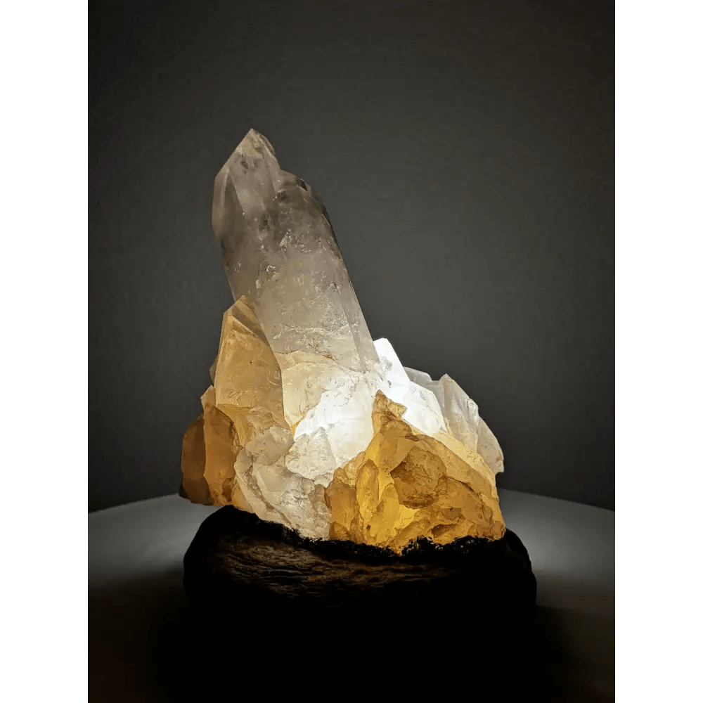 Rock crystal lamp with impressive structure - Mitho by Mineralienhotel