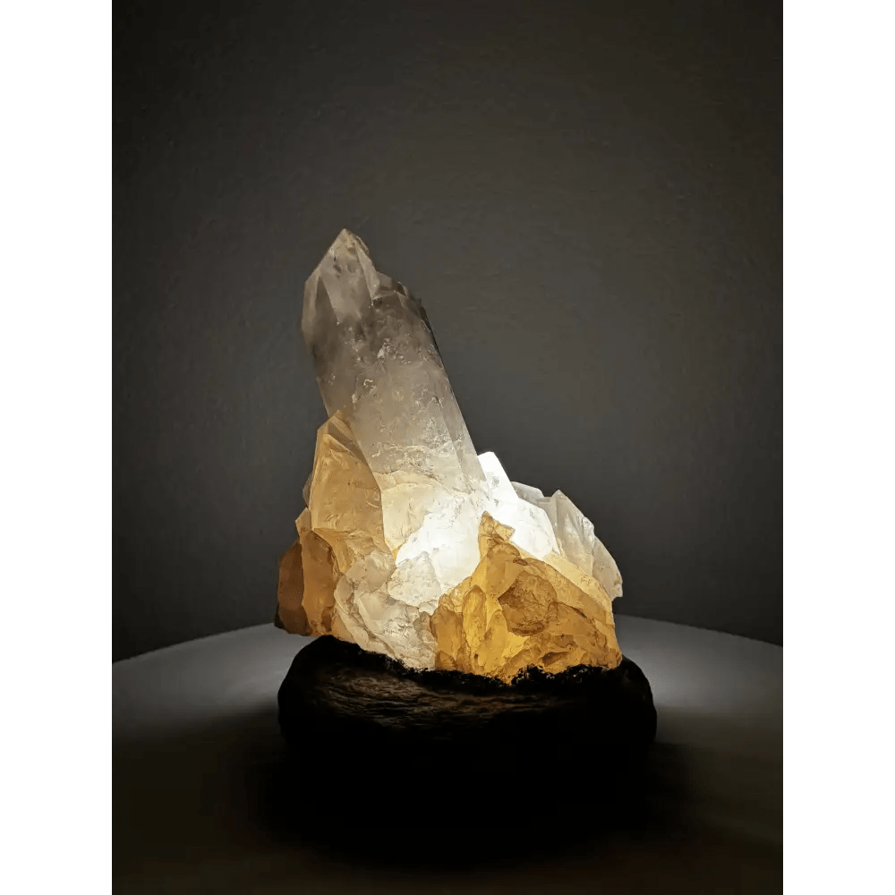 Rock crystal lamp with impressive structure - Mitho by Mineralienhotel