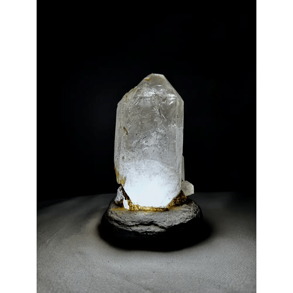 Rock crystal lamp with natural glow - Mitho by Mineralienhotel