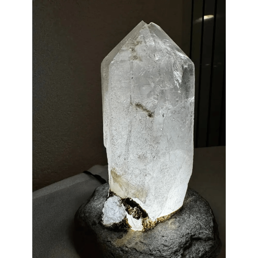 Rock crystal lamp with natural glow - Mitho by Mineralienhotel