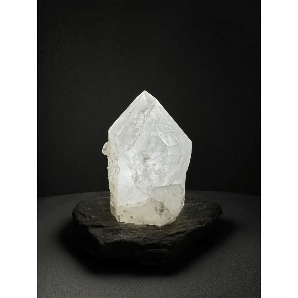 Rock crystal lamp with natural gradient - Mitho by Mineralienhotel