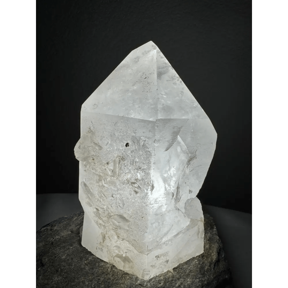 Rock crystal lamp with natural gradient - Mitho by Mineralienhotel