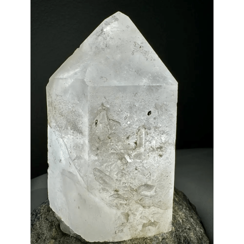 Rock crystal lamp with natural gradient - Mitho by Mineralienhotel