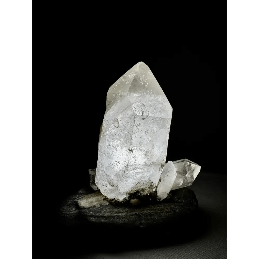 Rock crystal lamp with small crystals - Mitho by Mineralienhotel