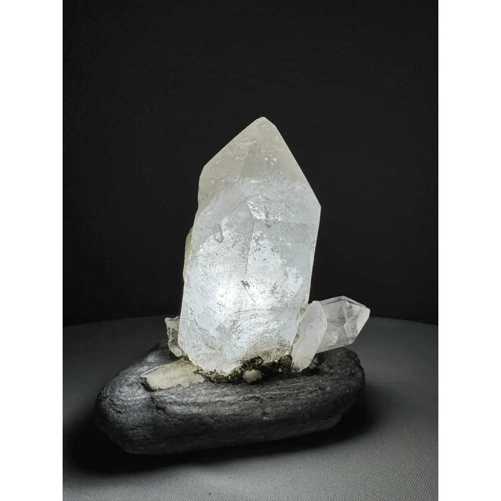 Rock crystal lamp with small crystals - Mitho by Mineralienhotel