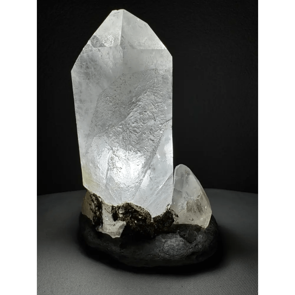 Rock crystal lamp with small crystal point - Mitho by Mineralienhotel