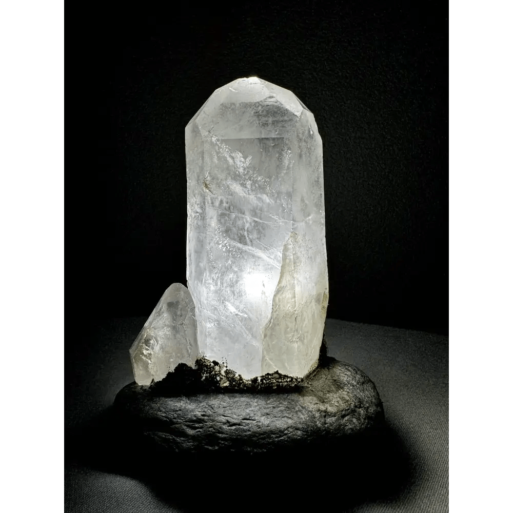 Rock crystal lamp with small crystal point - Mitho by Mineralienhotel