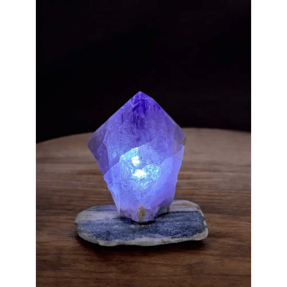 Small amethyst lamp - Mitho by Mineralienhotel